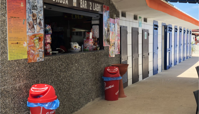 Chiosco del bar sulla spiaggia dello stabilimento 2 laghi