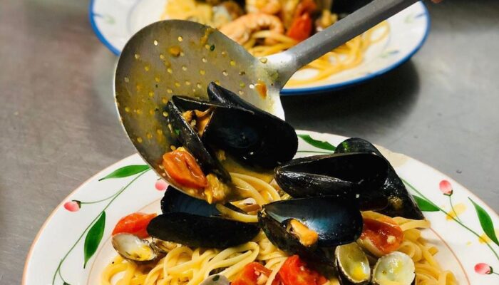 Primo piatto a base di pesce Ristorante 2 laghi durante l'impiattamento