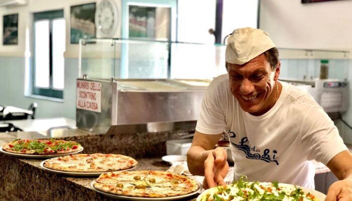 Il sorriso del nostro pizzaiolo al servizio del cliente