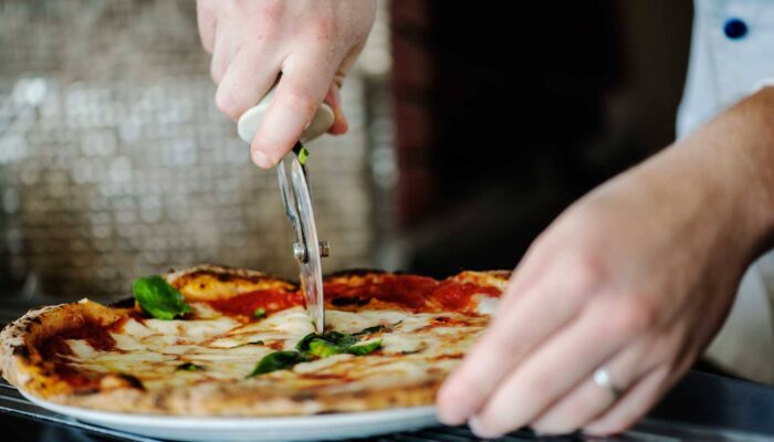 Pizza appena sfornata dalla pizzeria 2 laghi